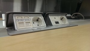 стол с встроенными компьютерными розетками в лючках